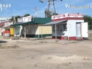 Тротуаров на улице нет.