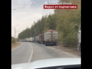 Фуры стоят вдоль дороги.