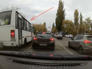 Автобус выехал на встречную.