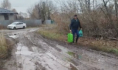 По такой грязи ходят жители Рыкани.