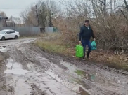По такой грязи ходят жители Рыкани.