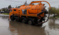 С улиц откачивают воду.