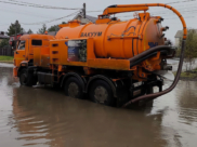 С улиц откачивают воду.
