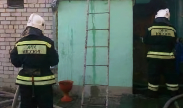 Пожар уничтожил гараж машину.