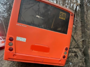 Автобус съехал в кювет.