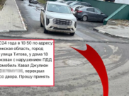 Машина перекрыла выезд.