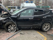 Это машина сбила двух человек.
