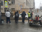 Реагент разбрасывают по улицам Воронежа.