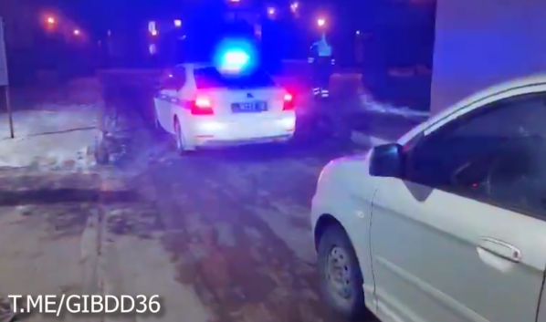 Рожающую женщину довезли до больницы.