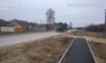 Грузовики с песком едут через село.