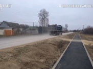 Грузовики с песком едут через село.