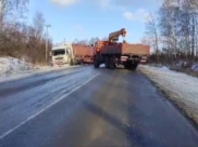 Грузовик вытащили из кювета.