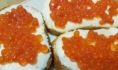 Бутерброды с красной икрой.
