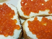 Бутерброды с красной икрой.