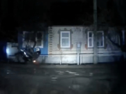 Мопед врезался в стену дома.