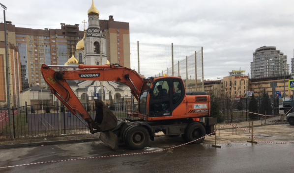Техника на месте порыва трубопровода.