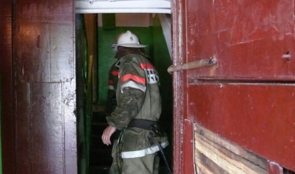 Пожар произошел в многоквартирном доме.