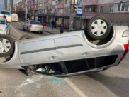 Иномарка перевернулась.