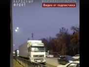 Припаркованные фуры.