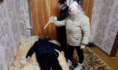 Женщина показала, как наносила удары ножом.