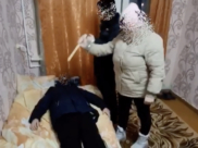 Женщина показала, как наносила удары ножом.