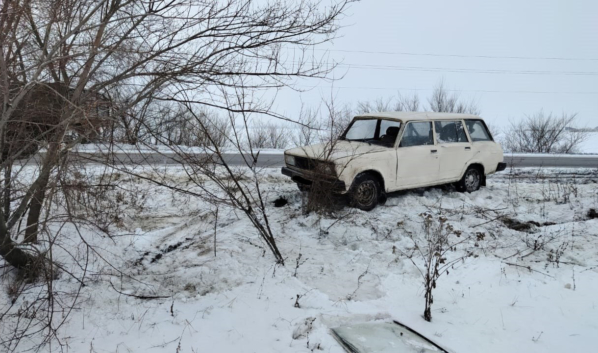 Легковушка вылетела в кювет.