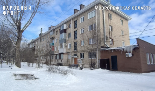 Жители замерзают в домах.