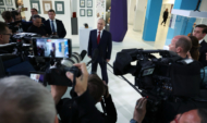 Владимир Путин вышел к журналистам.
