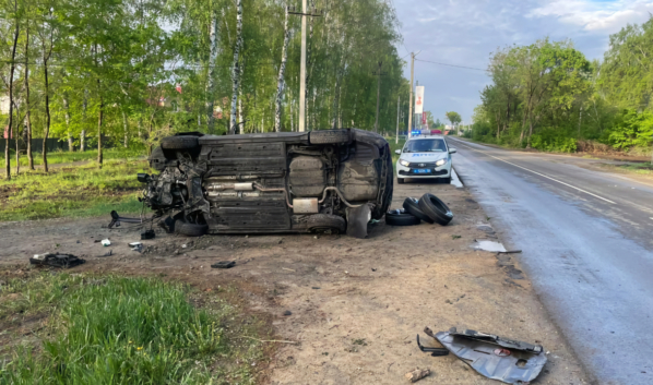Авто перевернулось.