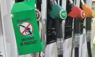 На АЗС.