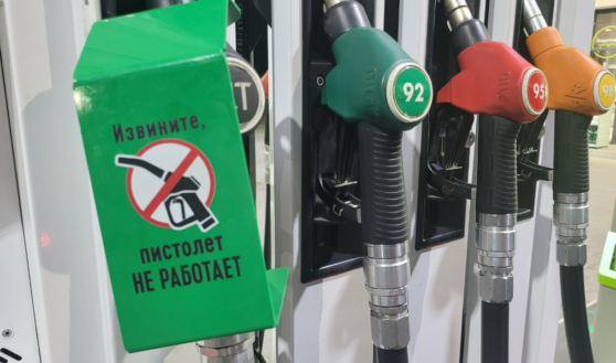 На АЗС.