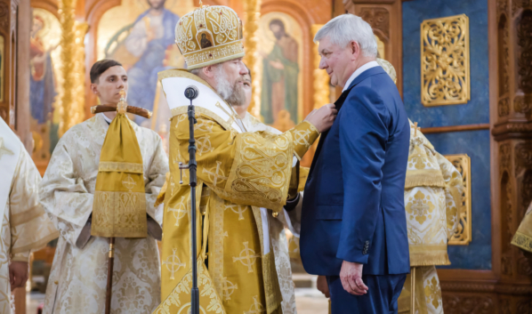 Александру Гусеву вручили медаль в честь святителя Митрофана.