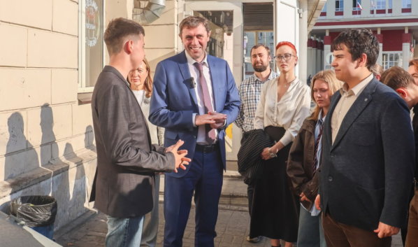 Сергей Петрин прогулялся со школьниками.