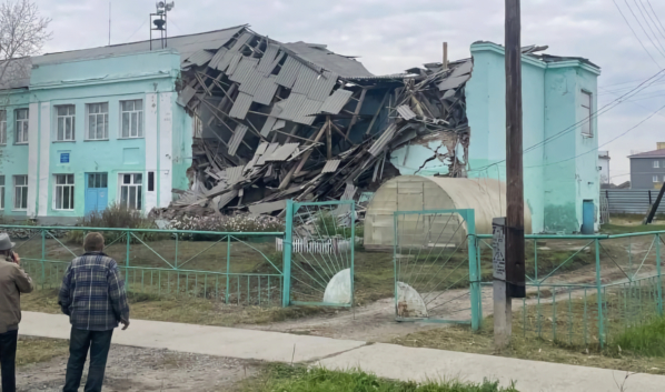 Обрушилось здание школы.