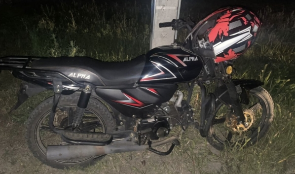 Попавший в аварию мотоцикл.