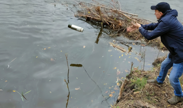 Из реки берут пробы воды.
