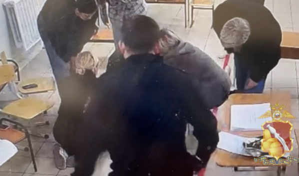 Полицейский помог женщине, которой стало плохо.