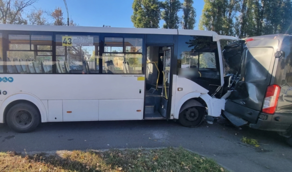 В аварии пострадали несколько человек.