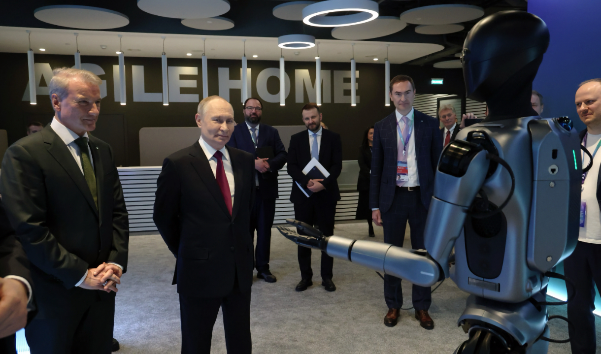 AI Journey 2025: Сбер представил собственного антропоморфного робота на базе нейросети