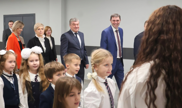 Мэр Сергей Петрин приехал в обновленную школу.