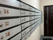 В подъезде дома.