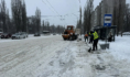Борьба с последствиями снегопада продолжается.