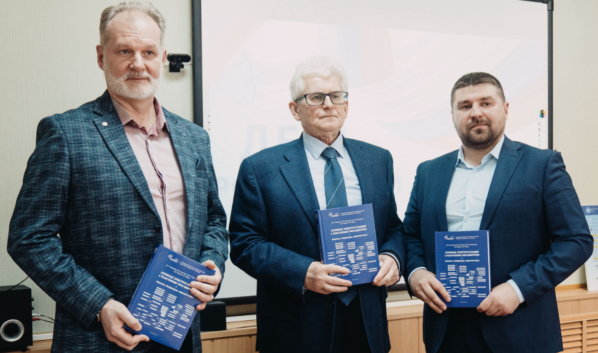 Авторы пособия Андрей Юдин, Владимир Поваров и Сергей Яуров