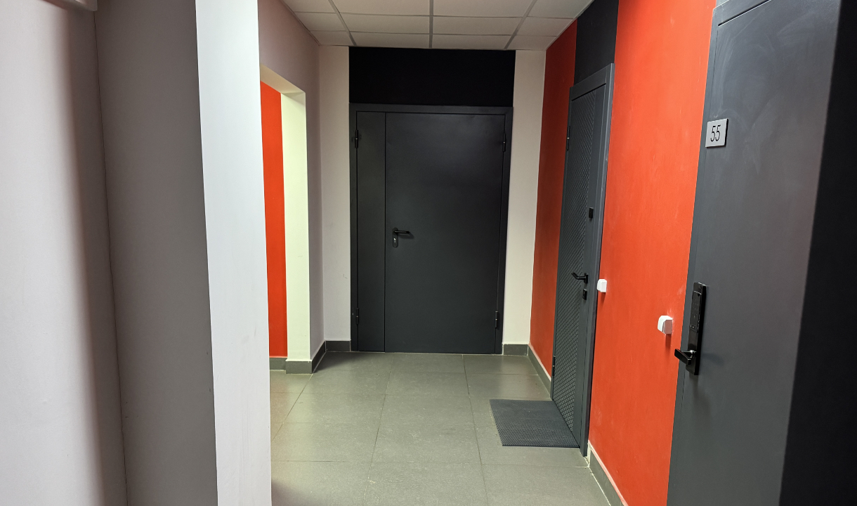 Крики по ночам и удары в стену: жильцы дома на Иркутской живут без сна из-за соседки