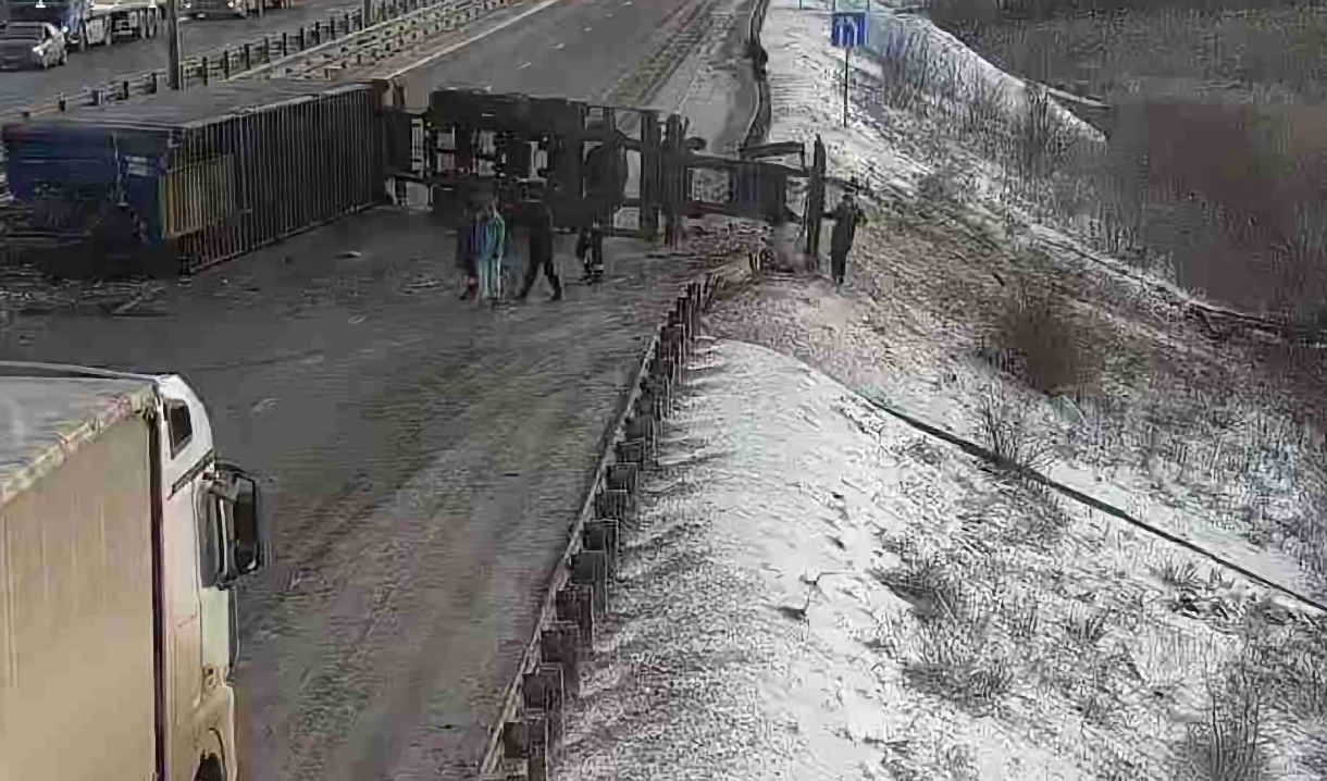 Столкновение фур на трассе М-4 «Дон» под Воронежем: один человек зажат в кабине