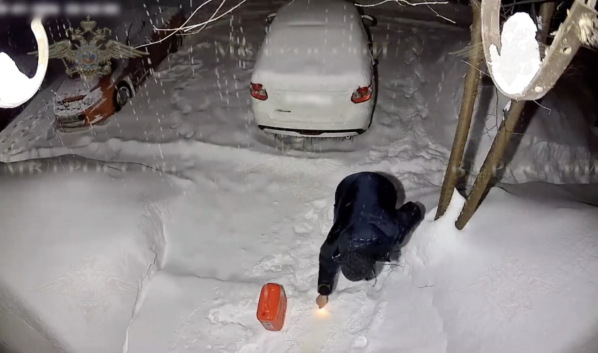 Момент поджога дома.