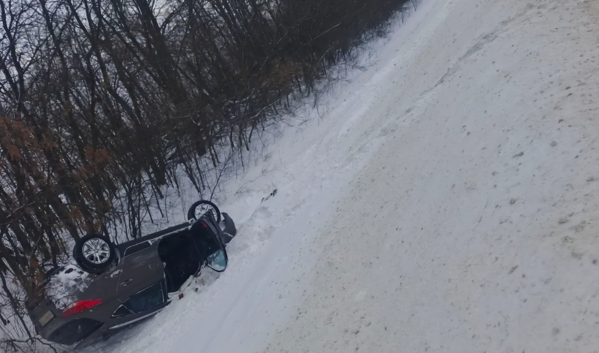 Кроссовер Hyundai опрокинулся в кювет на крышу на трассе под Воронежем