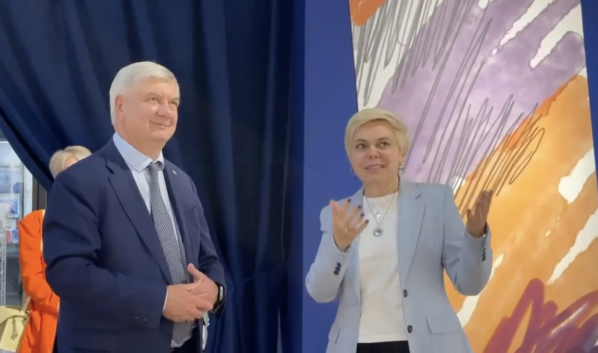 Александр Гусев на выставке.