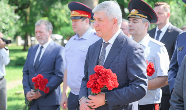 Александр Гусев возложил цветы.