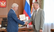 Александр Гусев поздравил Михаила Москальцова.